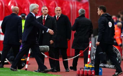 Mourinho bước đi, không thèm bắt tay người đồng nghiệp.