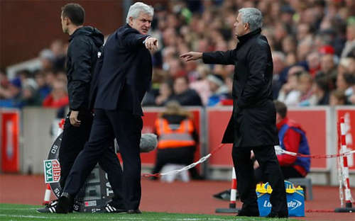 Hughes và Mourinho có những va chạm trong lúc trận đấu đang diễn ra.