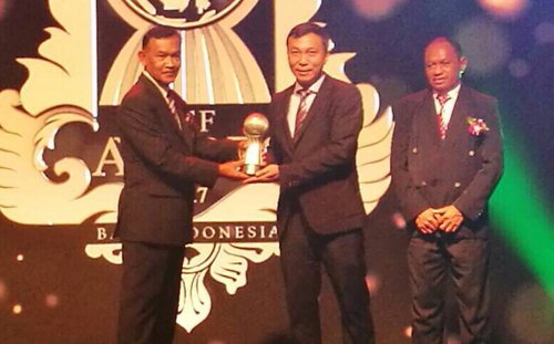 Phó Chủ tịch VFF Trần Quốc Tuấn nhận phần thưởng "Liên đoàn của năm".