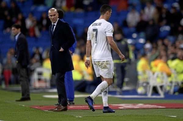   Zidane gọi Ronaldo để dạy bảo nhưng nhận phản ứng ngược
