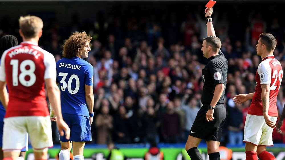   David Luiz nhận thẻ đỏ sau pha bóng thảm họa