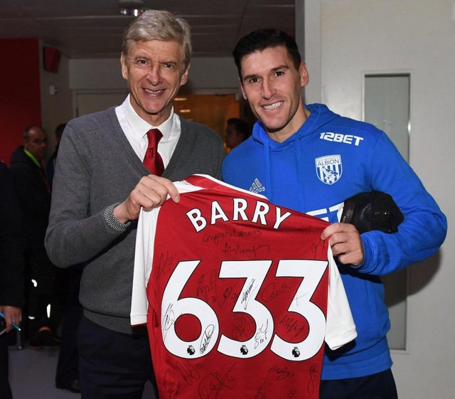 CLB Arsenal tặng quà Gareth Barry trong ngày xô đổ kỷ lục của Ryan Giggs