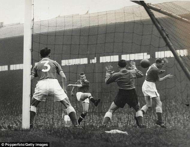 Bobby Charlton sút tung lưới Everton năm 1956