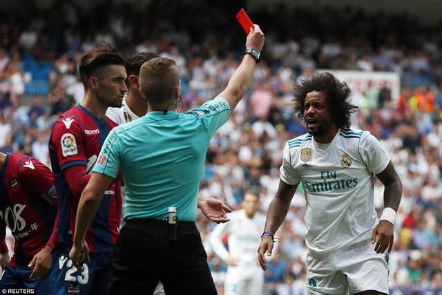 Marcelo nhận thẻ đỏ khi Real Madrid bị Levante cầm hòa 1-1 ở vòng 3 La Liga