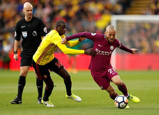 Silva (phải) đi bóng trước sự truy cản của cầu thủ Watford