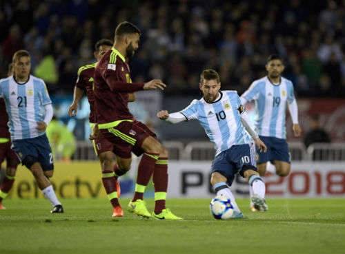 Messi bất lực trước hàng thủ Venezuela