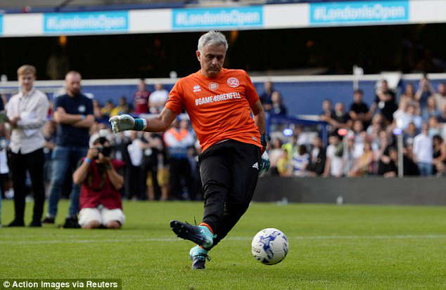 Mourinho thực hiện thành công lượt sút luân lưu.