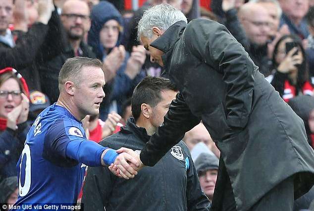 Mourinho đã chờ Rooney chỉ để bắt tay anh
