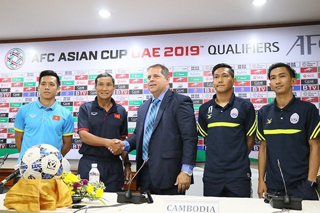 Keo Sokpheng (ngoài cùng bên phải) đã tỏ ra tự tin khi nói về trận đấu với tuyển Việt Nam