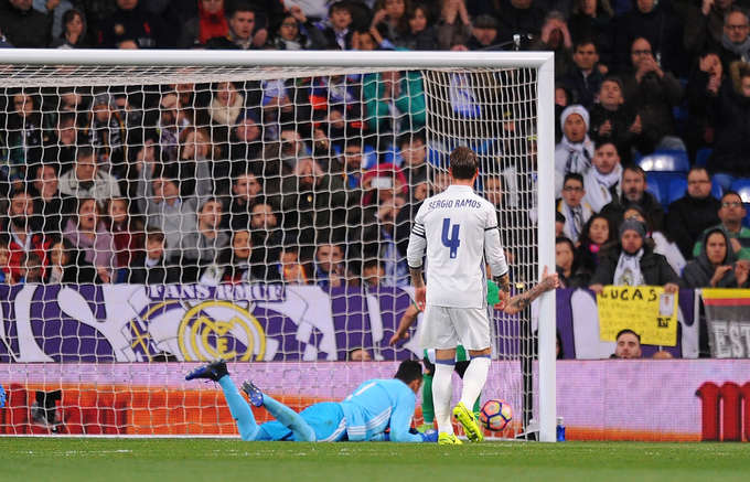 Hàng thủ sa sút. Sau trận ra quân thắng Deportivo, không trận nào ở La Liga Real giữ sạch lưới. Khả năng phòng ngự của đoàn quân Zidane đang được đặt dấu hỏi.