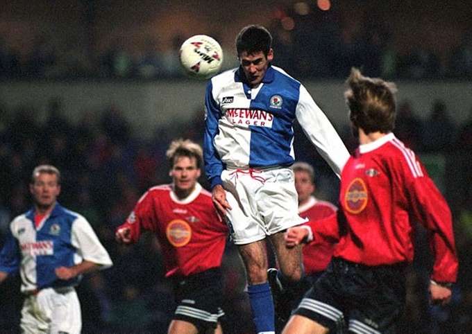 Mike Newell. Tiền đạo của Blackburn là người Anh đầu tiên lập hat-trick tại Champions League, trong chiến thắng 4-1 trước Rosenborg ngày 6/12/1995 ở vòng bảng. Tuy nhiên, đó là chiến thắng duy nhất của "Hoa hồng" mùa giải đó. Họ xếp cuối bảng và bị loại.