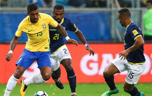 Paulinho (áo vàng) tiếp tục chơi tốt trong màu áo tuyển Brazil