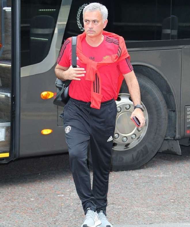 Jose Mourinho dẫn đầu các học trò, tiến vào sân bay Manchester. Man Utd sẽ bay qua 5150 km để đến Moscow thi đấu.