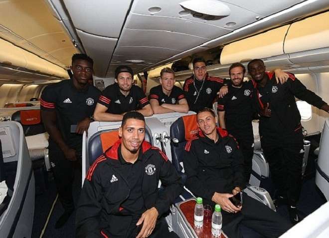 Các cầu thủ Man Utd chụp ảnh cùng nhau trước chuyến đi.