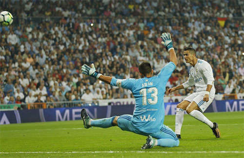 Ronaldo đệm bóng vọt xà khi trước mặt chỉ còn thủ môn Adan.