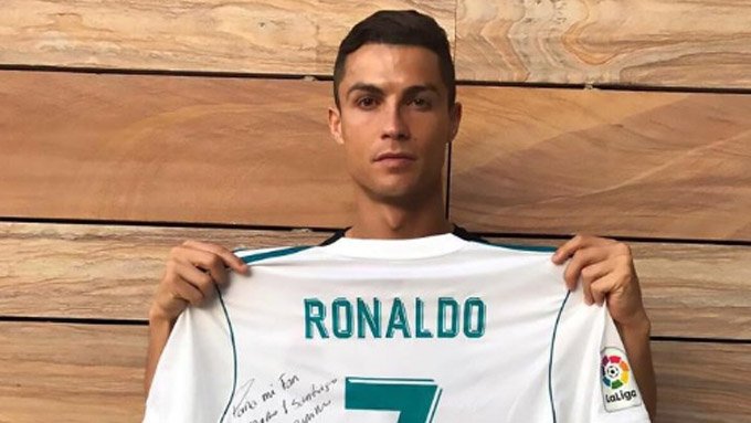 Ronaldo cùng bức hình cầm áo số 7
