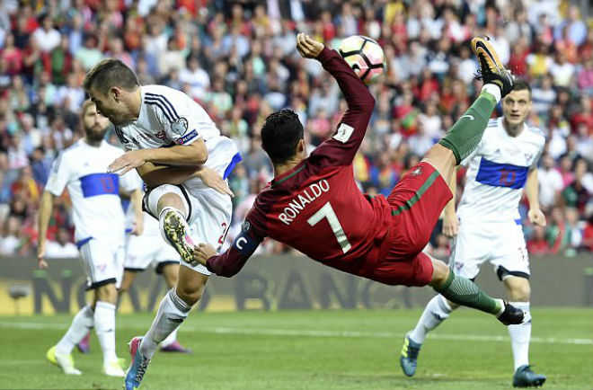 World Cup 2018: Ronaldo nguy cơ ngồi nhà xem TV lớn hơn Messi