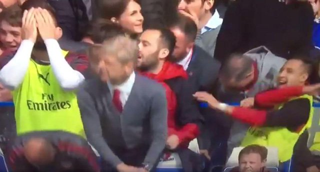 Alexis Sanchez cười nghiêng ngả khi Arsenal bỏ lỡ cơ hội