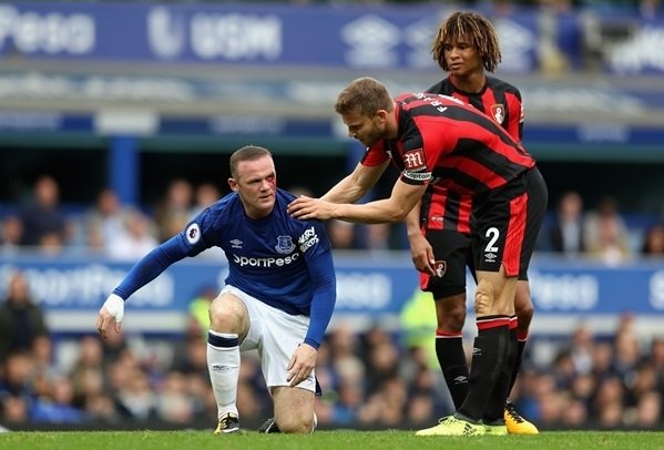 Vẻ mặt giận dữ của Rooney