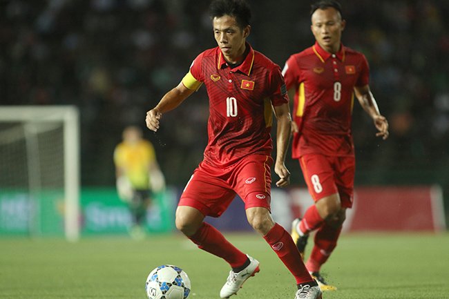 Đội trưởng Văn Quyết chơi tệ trong trận đấu mà HLV Mai Đức Chung trực tiếp soi giò