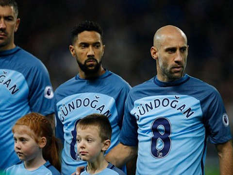 Cầu thủ Man City cũng từng bị chế nhạo khi mặc áo tri ân Guendogan "như thể anh đã chết" sau khi tiền vệ này phải nghỉ 6 tháng vì chấn thương