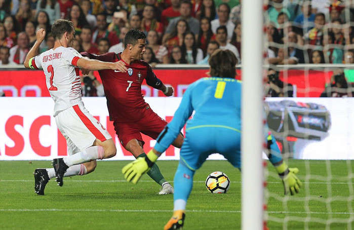 Ronaldo gặp nhiều khó khăn trong việc xuyên thủng mành lưới Thụy Sỹ