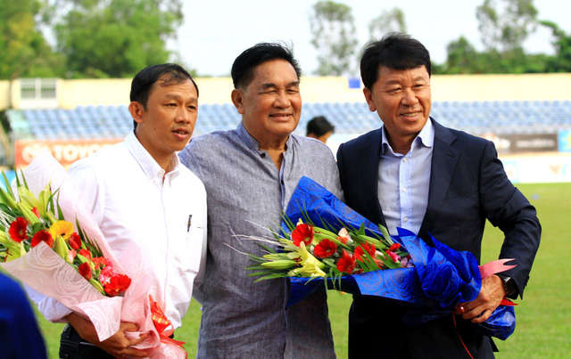 Giám đốc kỹ thuật Chung Hae Seong và HLV Dương Minh Ninh nhận hoa chúc mừng trong trận đấu ra mắt khi HA Gia Lai gặp chủ nhà Quảng Nam