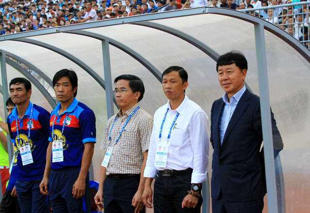 Giám đốc kỹ thuật Chung Hae Seong (áo vest) và HLV tạm quyền Dương Minh Ninh (áo trắng) trong cabin huấn luyện HA Gia Lai