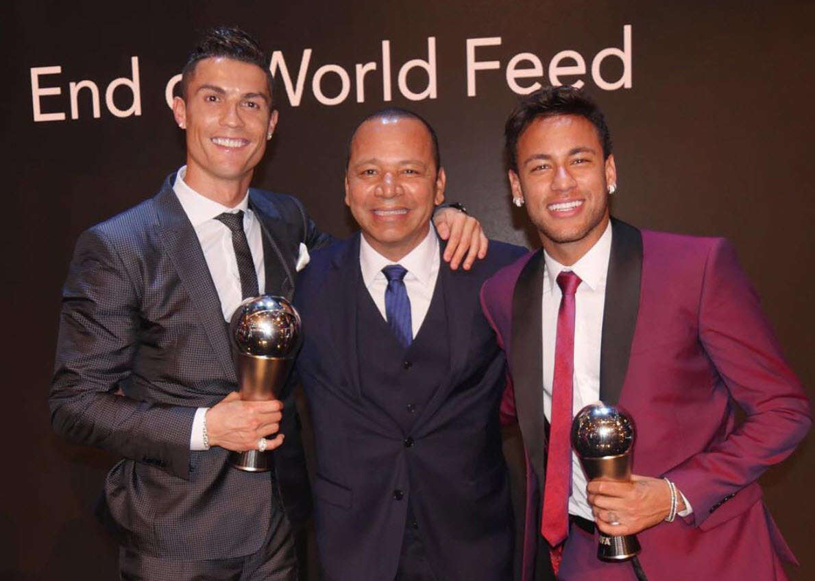 Ông Neymar Santos và con trai chụp với Ronaldo ở Gala FIFA