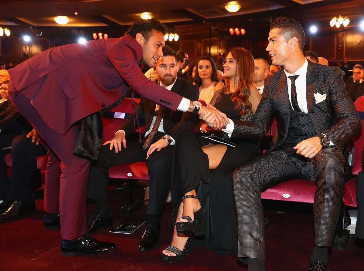 Neymar bỗng nhiên thân với Ronaldo một cách kỳ lạ