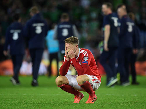 Aaron Ramsey tuyệt vọng sau khi tan trận đấu, giấc mơ dự World Cup của anh và Xứ Wales vỡ tan như bọt xà phòng vào thời điểm đội được kỳ vọng nhất