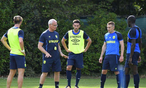 Ranieri chỉ đạo các cầu thủ ưu tiên phòng ngự