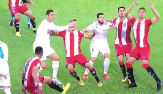 C.Ronaldo có hành vi xấu chơi với cầu thủ của Girona