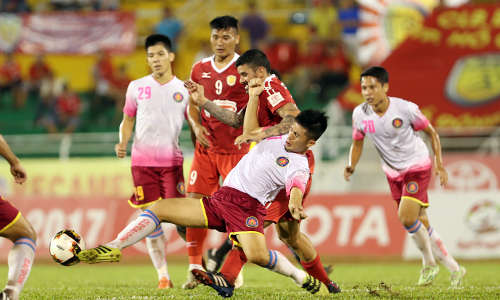 Sài Gòn FC (áo trắng) đã đòi lại được món nợ thua CLB TP HCM ở trận lượt đi