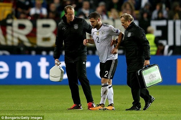 Mustafi dính chấn thương khá nghiêm trọng ở trận đấu với Azerbaijan