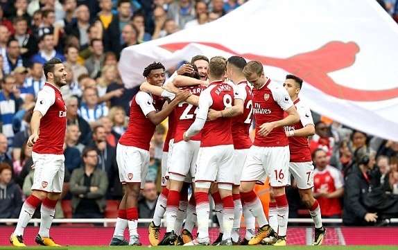 Niềm vui của các cầu thủ Arsenal với bàn thắng mở tỷ số.