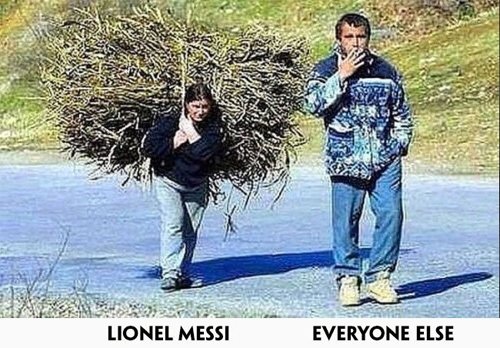 Ánh chế hài hước về công việc của Messi (trái) ở đội tuyển Argentina, và phần còn lại (phải).