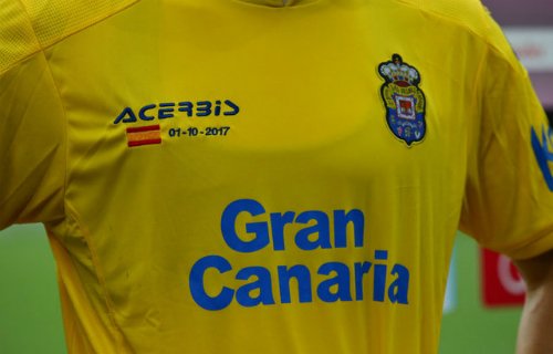 Ban lãnh đạo Barca tức giận khi Las Palmas thêu thêm cờ Tây Ban Nha lên áo đấu trong khi xung đột giữa xứ Catalonia và chính quyền Madrid căng thẳng. 