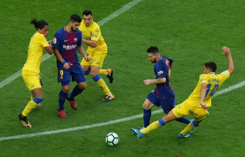Messi và Suarez phối hợp trước hàng thủ Las Palmas. 
