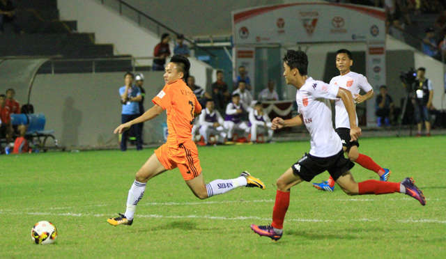 Cầu thủ Long An (áo trắng) bất lực trong một pha theo kèm Huy Toàn.