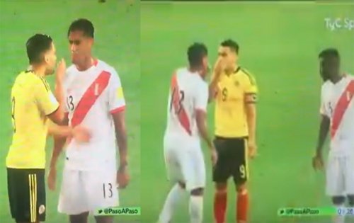 Falcao nói chuyện với các cầu thủ Peru.