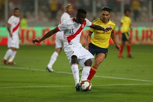 Falcao (áo vàng) là một trong những cầu thủ Colombia chủ động nói chuyện với đồng nghiệp bên phía Peru. 