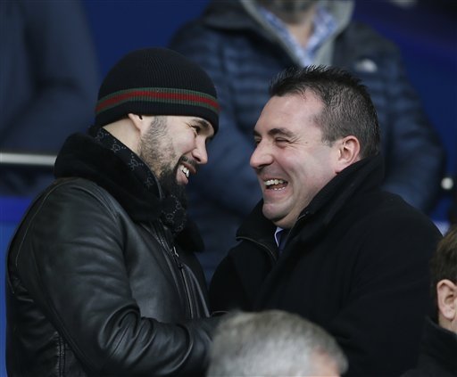 David Unsworth (phải) trên khán đài theo dõi Everton thi đấu với Arsenal hôm chủ nhật vừa qua