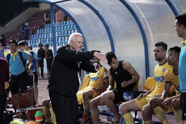 HLV Petrovic bực tức với cách đội nhà thua Quảng Ninh 
