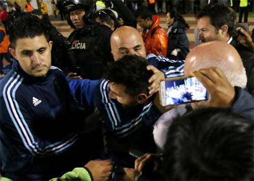 HLV Sampaoli ôm chầm lấy Messi sau trận thắng Ecuador.