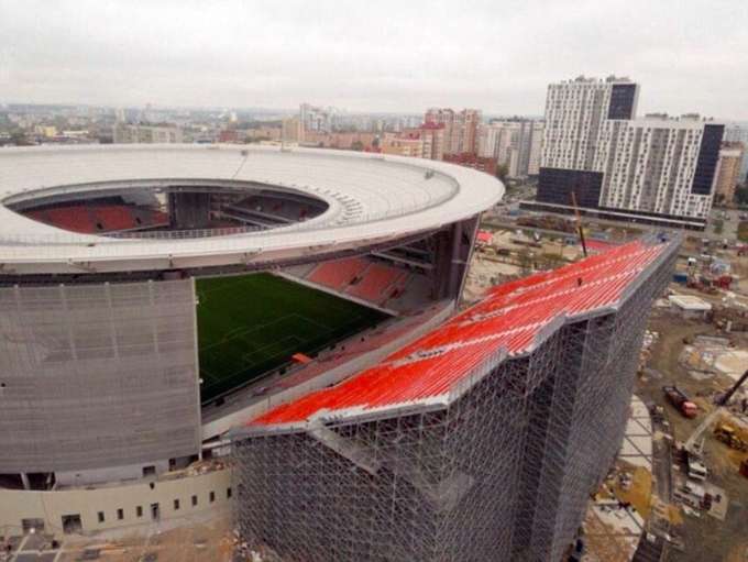 Theo quy định, sức chứa tối thiểu của một sân vận động tại World Cup là 35.000 chỗ. Tuy nhiên, sân Ekaterinburg Arena tại Yekaterinburg chỉ có thể phục vụ 27.000 khán giả.