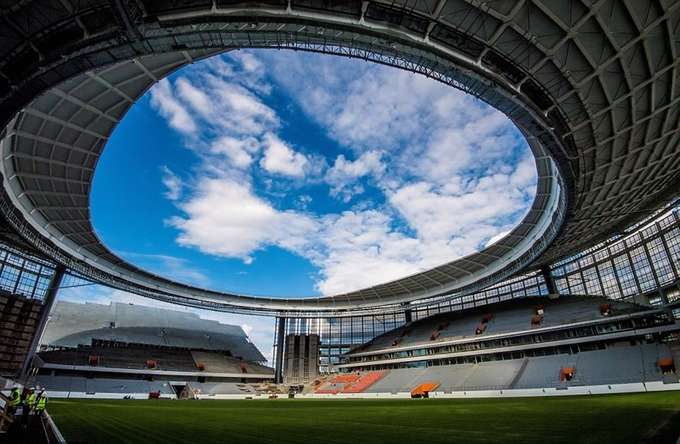 Thay vì có kết cấu kín, dưới mái vòm như cũ, sân Ekaterinburg Arena bây giờ chỉ có mái che ở hai khán đài chính. Hai khán đài vừa dựng, khán giả sẽ ngồi ngoài trời.