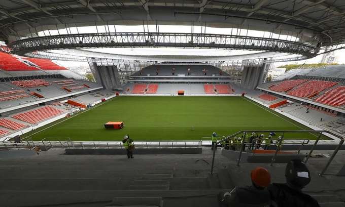 Sân Ekaterinburg Arena nhìn chính diện từ khán đài chính. Hai khán đài dựng tạm sẽ được gỡ bỏ sau World Cup 2018, nhằm trả lại không gian vốn có cho sân bóng được xây dựng từ năm 1953.