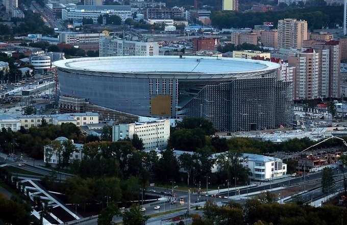 Sân Ekaterinburg Arena nhìn từ bên ngoài, sau một góc khán đài vừa được xây dựng. Theo dự kiến, kế hoạch cải tạo sân bóng này sẽ hoàn thiện vào cuối năm 2017, nhằm phục vụ cho các chuyến thị sát của FIFA. Trước đó, sân Estadio Beira-Rio tại Porto Alegre, Brazil cũng phải làm điều tương tự để phục vụ cho World Cup 2014.