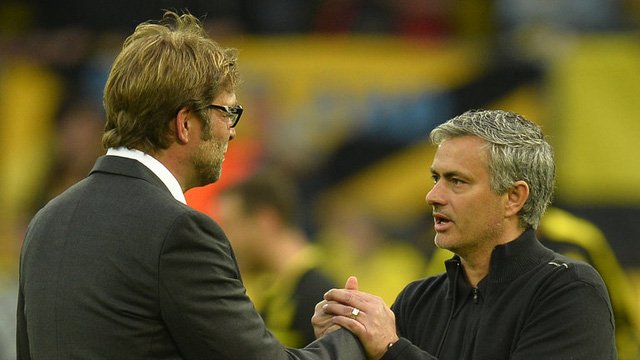 Mourinho (phải) bắt tay Klopp sau trận lượt về vòng bảng Champions League 2012/13